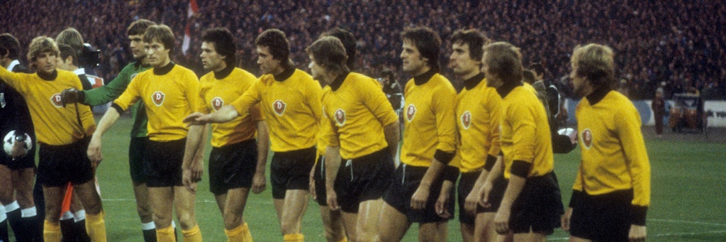 Mannschaftsfoto von Dynamo Dresden aus dem Jahre 1979, v. l.: Kapitän Hans Jürgen Dörner, Torwart Bernd Jakubowski, Udo Schmuck, Hartmut Schade, Gerd Weber, Reinhard Häfner, Christian Helm, Peter Kotte, Matthias Müller, Dieter Riedel und Gerd Heidler.