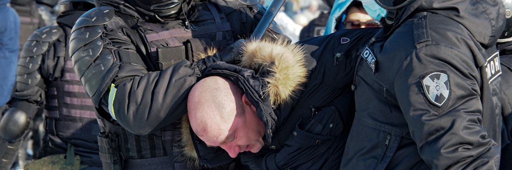 Die Polizei verhaftet einen Mann während einer Demo für die Freilassung von Kreml-Kritiker Alexej Nawalny.