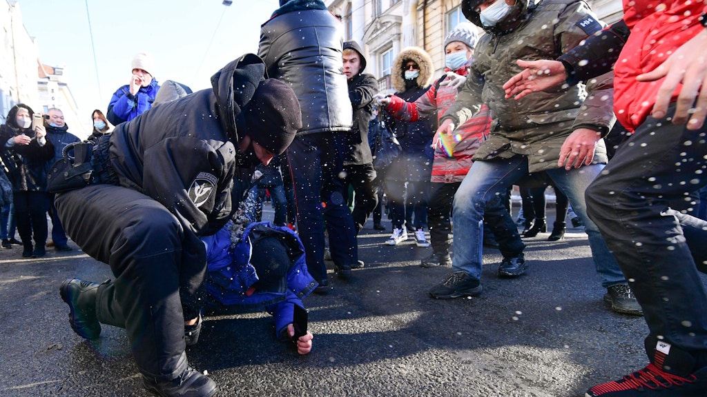 Beim Protestzug in Wladiwostok nahm die Polizei ebenfalls gleich nach Beginn Demonstranten fest.