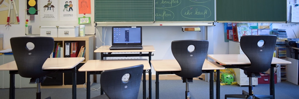 Der Bildungsminister von Thüringen, Helmut Holter (Linke) geht davon aus, dass die Schulen bis Ostern geschlossen bleiben.