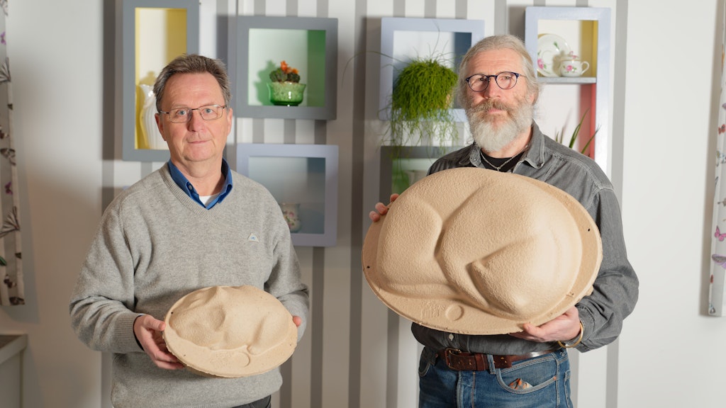 Christian Wittmann (l.) und Arno Ludwig haben die Särge für Tiere erfunden. 