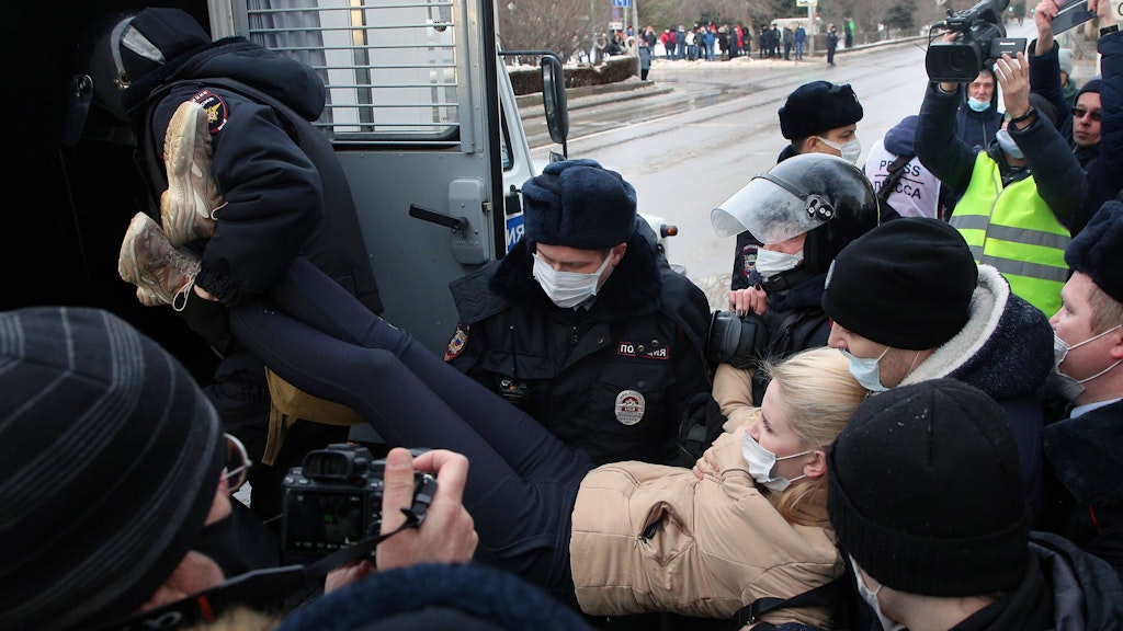 Sicherheitskräfte schleppen eine Demonstrantin in Wolgograd in einen Polizei-Transporter. 