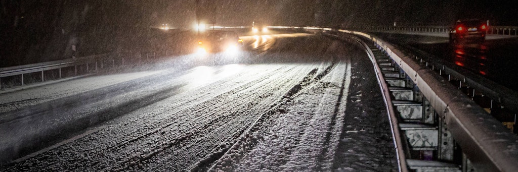 Schneechaos im Ostalbkreis auf der Bundesstraße 29 Essingen *** Snow chaos in the Ostalbkreis on the federal highway 29 Essingen Copyright: xSimonxAdomatx