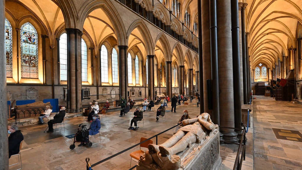  Lord John Cheney braucht keine Spritze mehr - er ist schon seit 1499 tot. Lebendige Engländer warten neben seinem Grabmal in der Kathedrale von Salisbury auf die Corona-Spritze. 