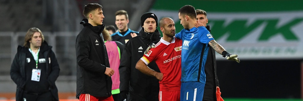 Friedlicher Plausch nach dem Abpfiff: Nico Schlotterbeck, Julian Ryerson, Akaki Gogia sowie Grischa Prömel unterhalten sich mit Augsburgs Keeper Rafal Gikiewicz (2. v. r.).