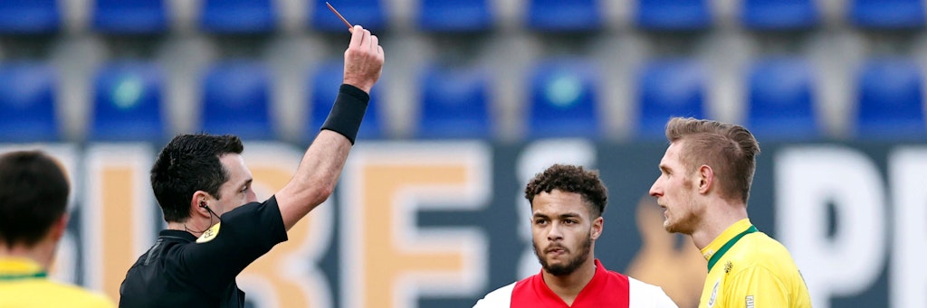 Sebastian Polter sieht Rot gegen Ajax Amsterdam.