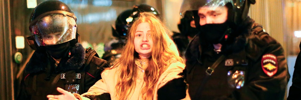 Die Polizei verhaftet in Moskau eine junge Frau während eines Protests für die Freilassung des Kremlkritikers Alexej Nawalny. 
