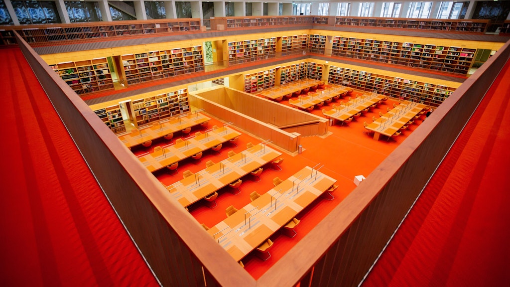 Warm in Orange gestaltet: der Allgemeine Lesesaal der Staatsbibliothek