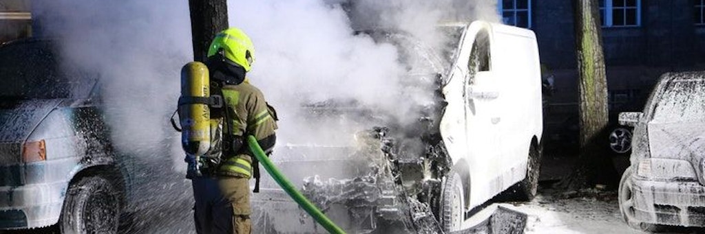 Ein Feuerwehrmann bei seiner Arbeit an einem der Transporter.