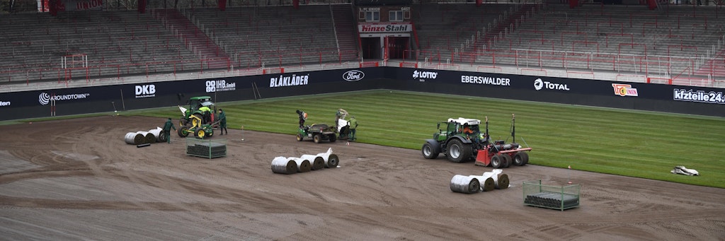 Traktoren verlegen den neuen Rasen im Stadion An der Alten Försterei.