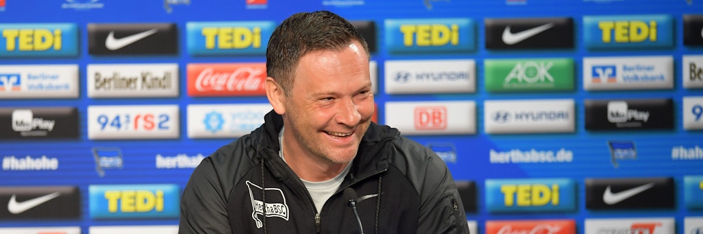 Hat seinen alten Job wieder und nicht nur deswegen gut lachen: Hertha-Trainer Pal Dardai (44).