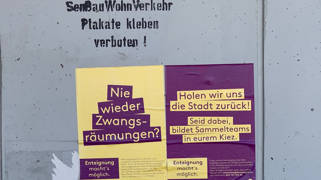 Mit Plakaten machen sich Unterstützer der Initiative Deutsche Wohnen und Co enteignen für die Vergesellschaftung von Beständen großer Immobilienunternehmen stark.