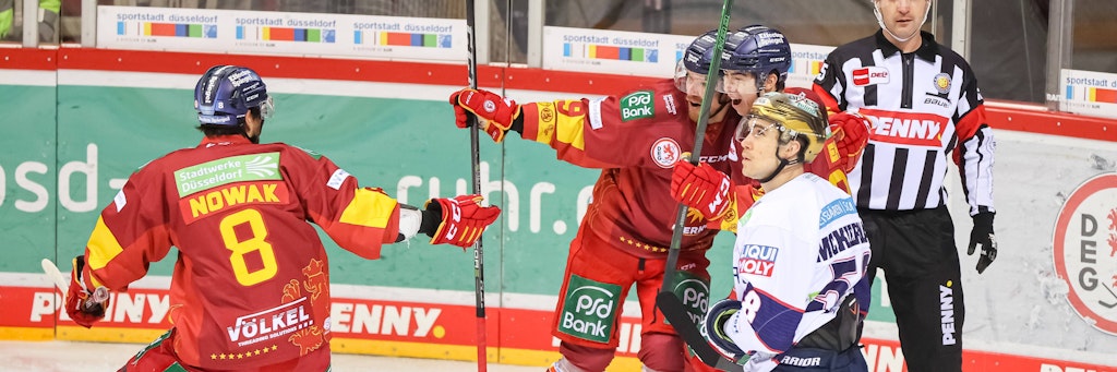 Alex Barta (M.) feiert mit der DEG, Eisbär Ryan McKiernan (r.) ist bedient.