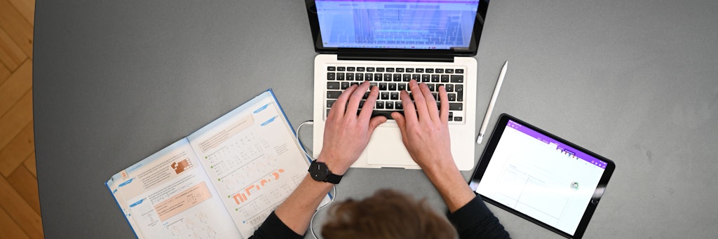 Ein Lehrer beim Homeschooling vom Laptop aus. (Symbolbild)