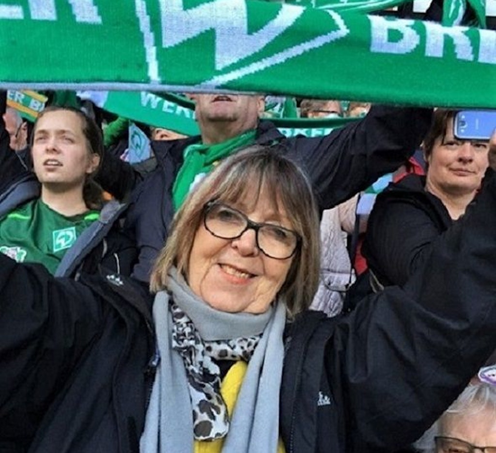 Carola Kasten bei einem Fußballspiel von Werder Bremen, das sie besuchte, kurz nachdem sie wieder hören konnte.