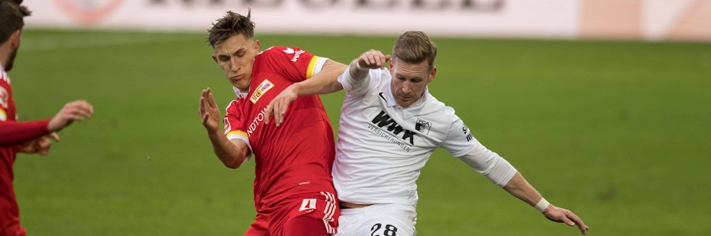 Nico Schlotterbeck attackiert den Augsburger André Hahn.