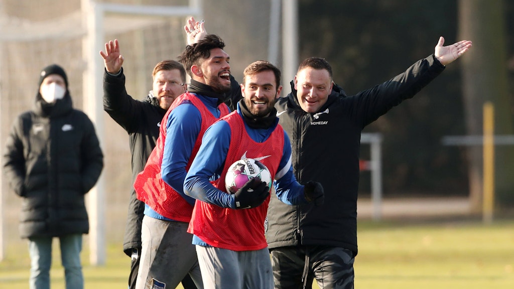 Pal Dardai (r. ) will auch Spaß bei der Arbeit haben. Das gelang ihm offensichtlich gleich bei der ersten Trainingseinheit nach seiner Rückkehr. 