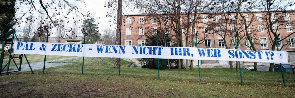 Motivationsgrüße der Hertha-Fans vor dem ersten Trainingstag mit Trainer-Rückkehrer Pal Dardai und seinem Co-Trainer Andreas „Zecke" Neuendorf. 
