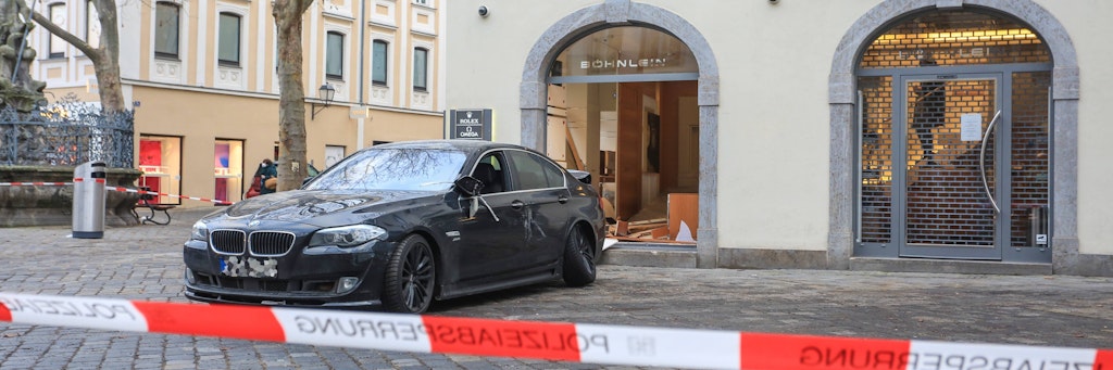  Der gestohlene BMW, mit dem der Berliner Polizist und sein Komplize das Schaufenster eines Bamberger Juweliers eingedrückt hatten.