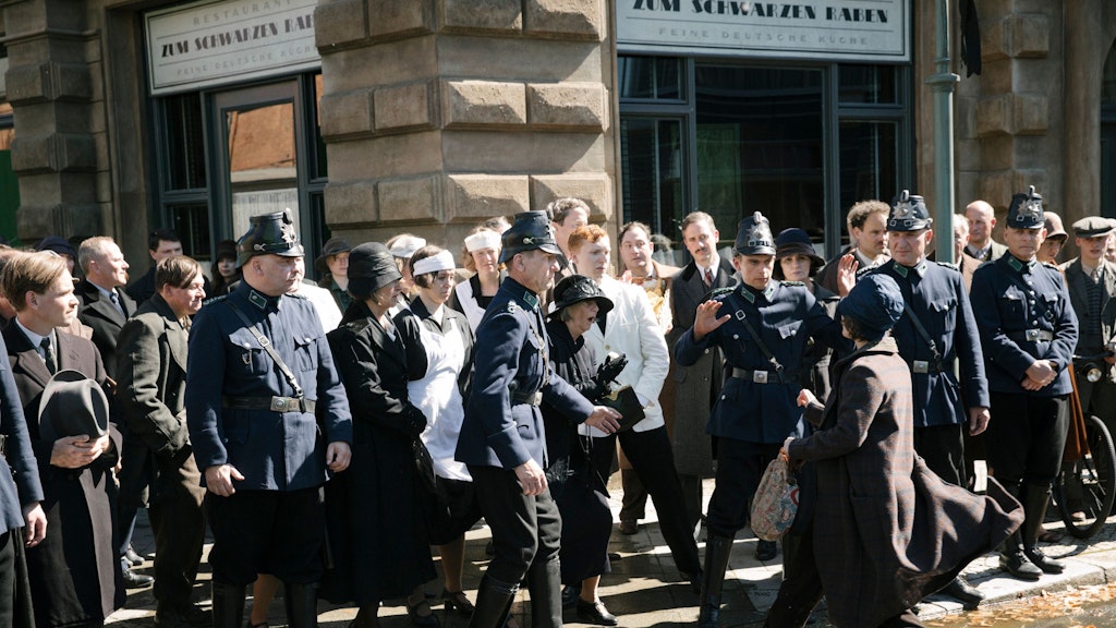 Für Szenen mit vielen Mitwirkenden in der Serie "Babylon Berlin" werden noch Komparsen gesucht. Foto: © Frédéric Batier/X Filme Creative Pool/ARD Degeto/WDR/Sky/Beta Film 2019