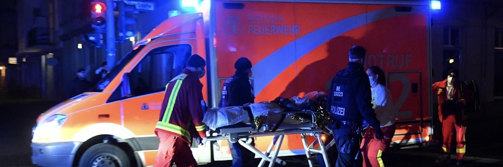 Der Mann wird am späten Dienstagabend von Rettungskräften abtransportiert - begleitet von der Polizei.<br>