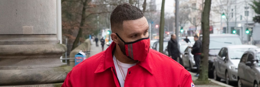 Der Angeklagte Patrick Losensky alias Fler vor dem Gerichtsgebäude.<br>