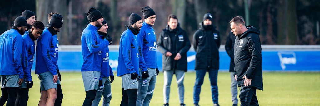 Hertha-Trainer Pal Dardai (r.) hat für das Spiel in Frankfurt nicht viel Zeit und einige knifflige Startelf-Entscheidungen zu treffen. 
