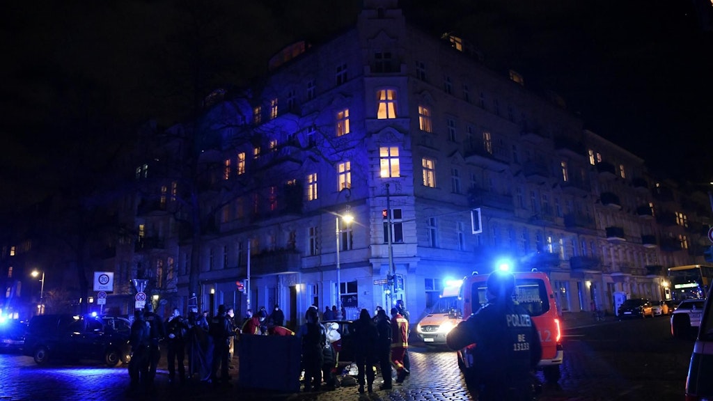 Die Bluttat am Landwehrkanal sorgte am Dienstagabend für einen Menschenauflauf.