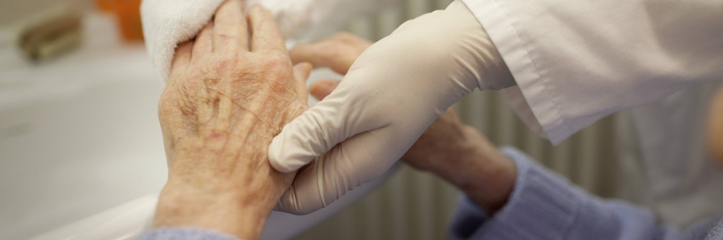 Eine Seniorin wird in einem Pflegeheim versorgt.