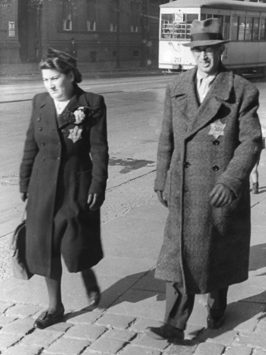 Mann und Frau mit Judenstern am 27. September 1941. Auf der Rückseite des Bildes steht ein NS-Propagandatext: „Deutschland hat sich von der Judenherrschaft befreit! ... Wenn nun heute die Vertreter des 'auserwählten Volkes', äußerlich gekennzeichnet werden, so ist das eine begrüßenswerte Maßnahme.“