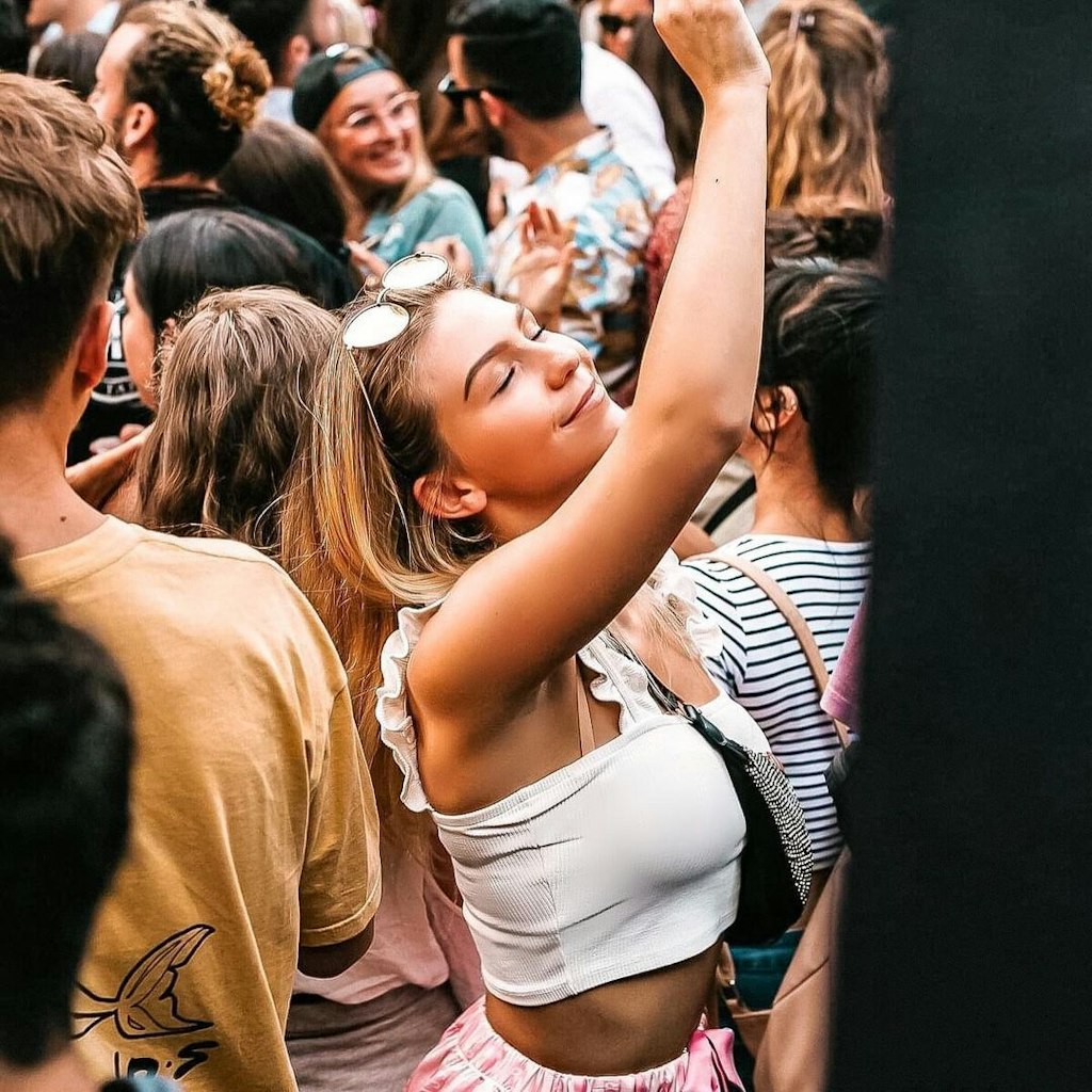 Nicole Pern tanzt in Australien auf einem Festival. Dort ist das Virus unter Kontrolle.