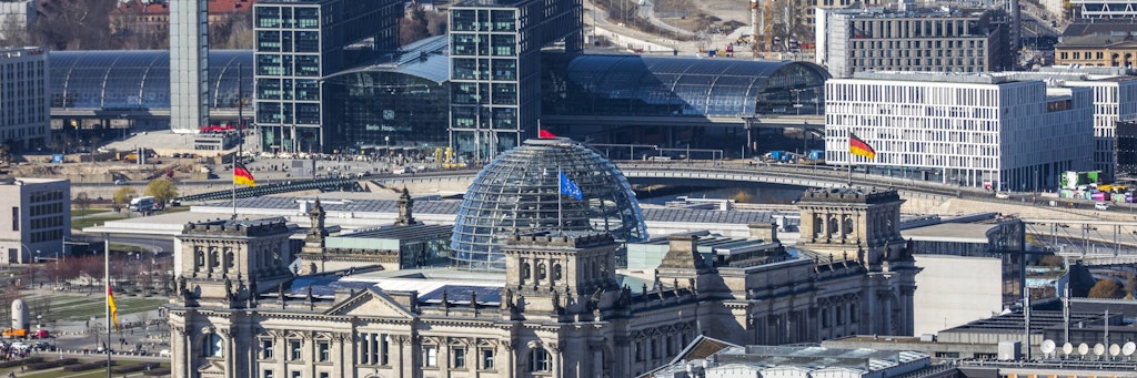 Blick über Berlin-Tiergarten, nach Nordwest, Regierungsviertel, Reichstag, Hauptbahnhof,