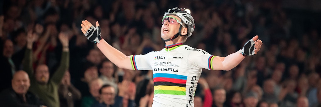 Theo Reinhardt genießt den Sieg beim Berliner Sechstagerennen 2019.