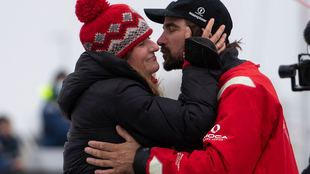 Skipper Boris Herrmann freut sich mit Ehefrau Birte. Nach 80 Tagen, 20 Stunden, 59 Minuten und 45 Sekunden kreuzte er die Ziellinie vor dem französischen Les Sables-d'Olonne. 