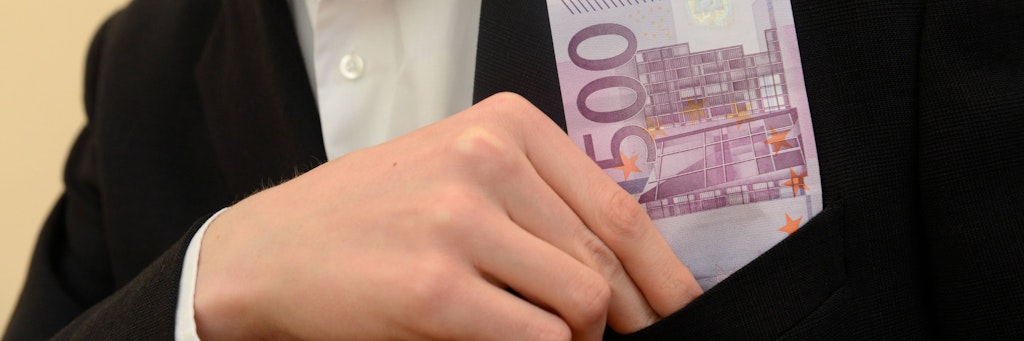 Wer mehr Geld in der Tasche haben möchte, sollte bei der Gehaltsverhandlung taktisch vorgehen.