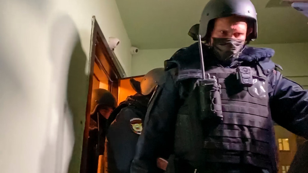 Polizisten durchsuchten auch die Wohnung von Oleg Nawalny, dem Bruder des inhaftierten Kremlgegners Alexej Nawalny. 