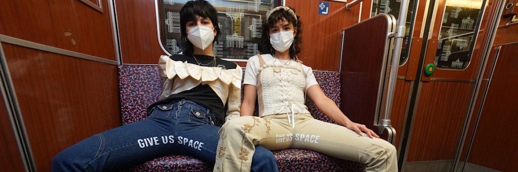 Die Designerinnen Mina Bonakdar (l) und Elena Buscaino nehmen sich mit Slogans im Schritt ihrer Hosen das „Manspreading“ vor.