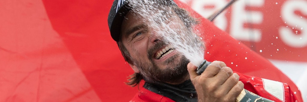 Der Hamburger Skipper Boris Hermann feiert mit Champagner seinen Erfolg. 