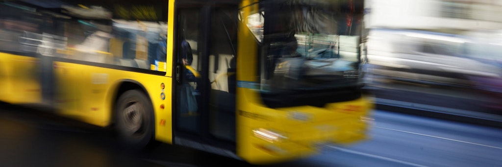 Die Frau wurde beim Schwarzfahren in einem Bus der Linie M29 erwischt (Symbolbild).
