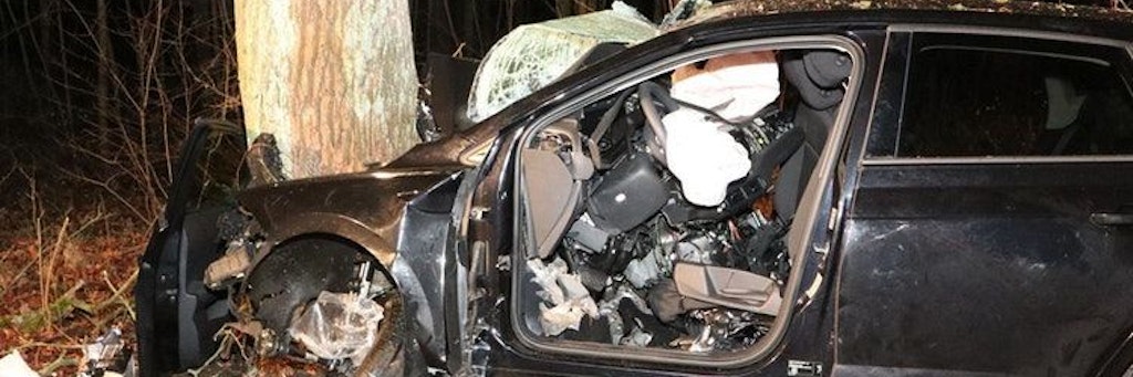Der völlig zerstörte Unfallwagen.
