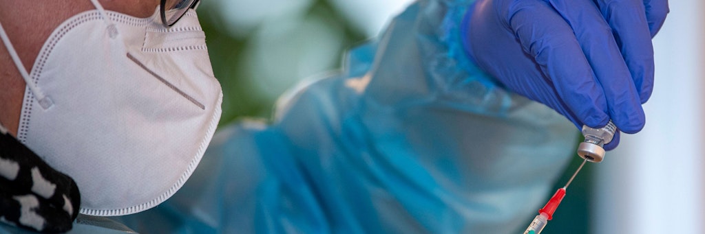Eine Arzthelferin zieht eine Spritze mit dem Corona-Impfstoff auf. Um das Vakzin von Astrazeneca gibt es neuen Ärger.
