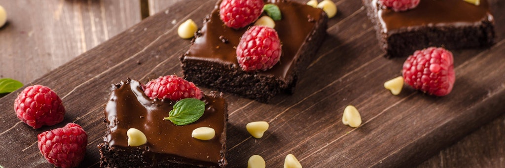 Wer mag, kann die Brownies mit Schokoguss überziehen. Braucht es aber nicht.