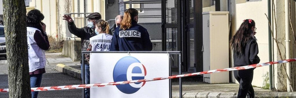 Polizisten stehen vor dem Arbeitsamt in Valence hinter einer Absperrung.