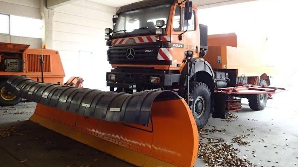 Sieben Schneeräum-Fahrzeuge sind im Angebot des Auktionshauses. Die billigste Maschine startete mit einem Mindestgebot von 2800 Euro.<br>