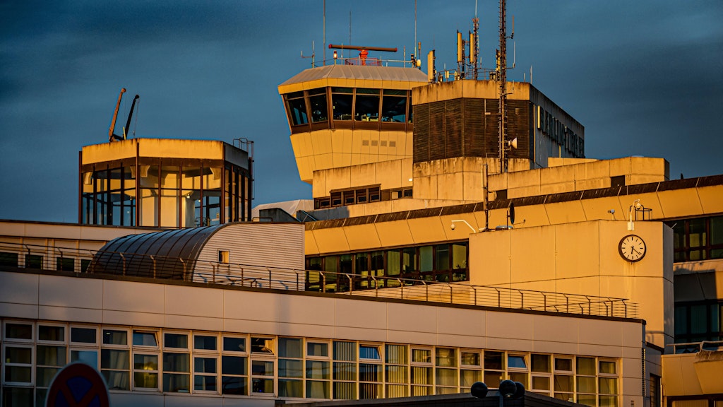 Die Sonne ist für den Flughafen Tegel untergegangen, wird aber noch bis zum 5. Mai in Bereitschaft gehalten, falls der BER zusammenbricht ...