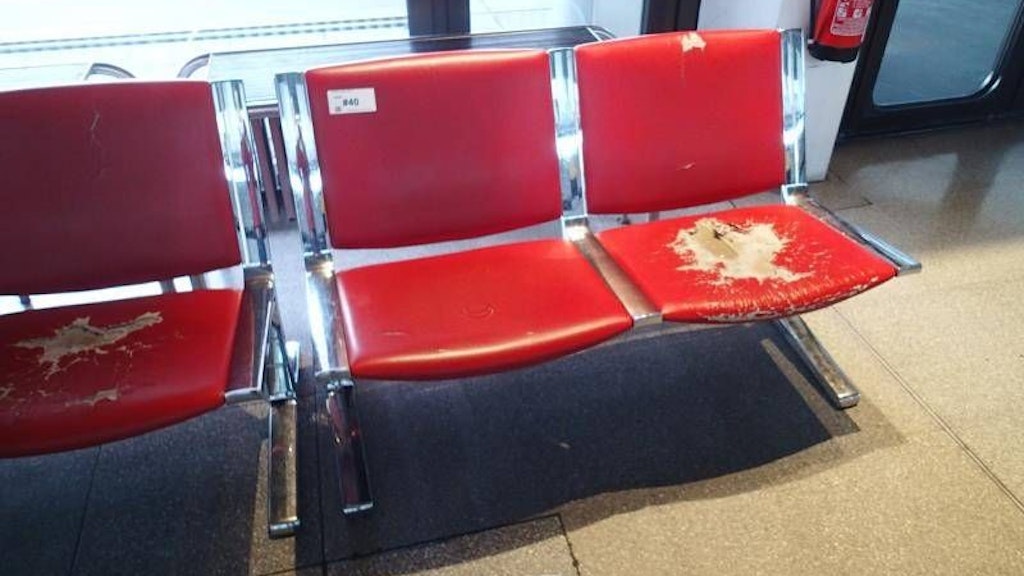 15 Euro plus Steuern war das Mindestgebot für diesen 2-Sitzer mit ramponiertem Kunstlederbezug. <br><br>