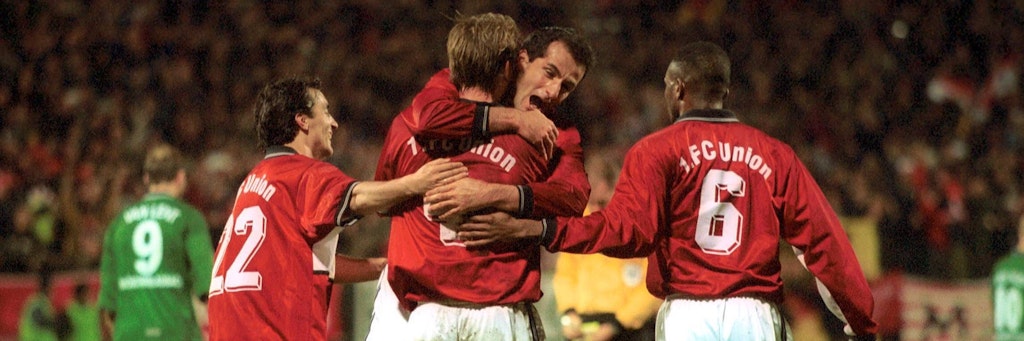 Bilder, die man nie vergisst: Die Unioner Bozo Djurkovic (li.), Steffen Menze (vorn), Daniel Teixeira und Chibuike Okeke bejubeln 2001 den Sieg über Gladbach im DFB-Pokal-Halbfinale.