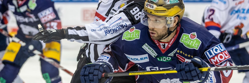 Den Schläger fest im Griff, das Geschehen auf dem Eis immer im Blick: Eisbär Zach Boychuk.