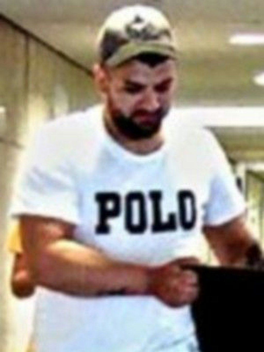 Dieser Mann half dem Täter beim Tragen des Fernsehers. Er wird laut Polizei als Zeuge geführt.