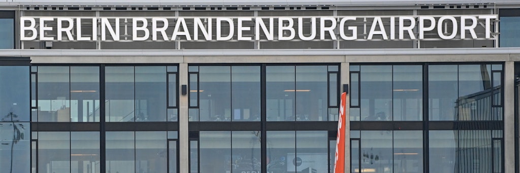 Der Mann, der als Mahmoud Al-Zein auftrat, ist per Flugzeug in Richtung Türkei gereist. Laut Innenverwaltung wurde er fast 70 Mal als Tatverdächtiger erfasst und elf Mal verurteilt. (Symbolfoto vom Flughafen Berlin Brandenburg) 
